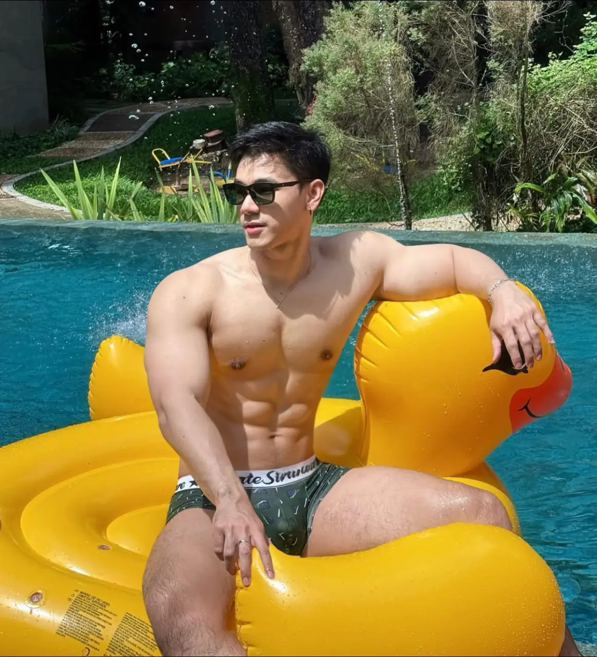 Shirtless Cute Guy : Mz.mkz
