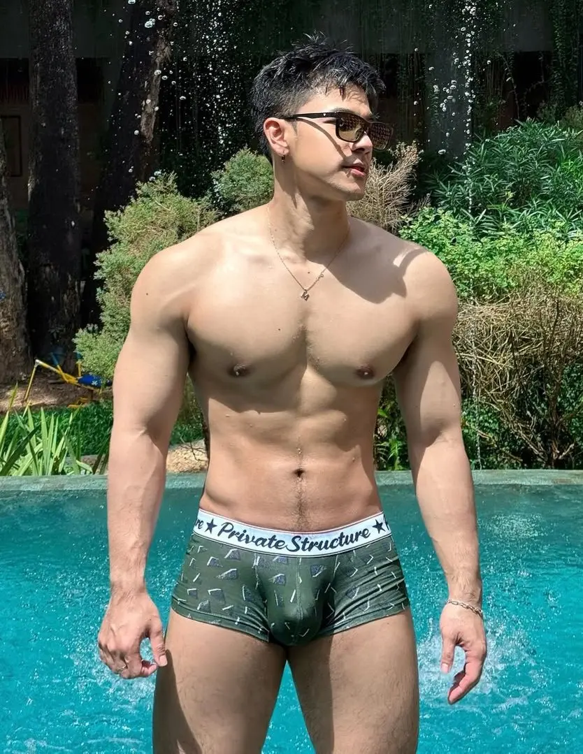 Shirtless Cute Guy : Mz.mkz