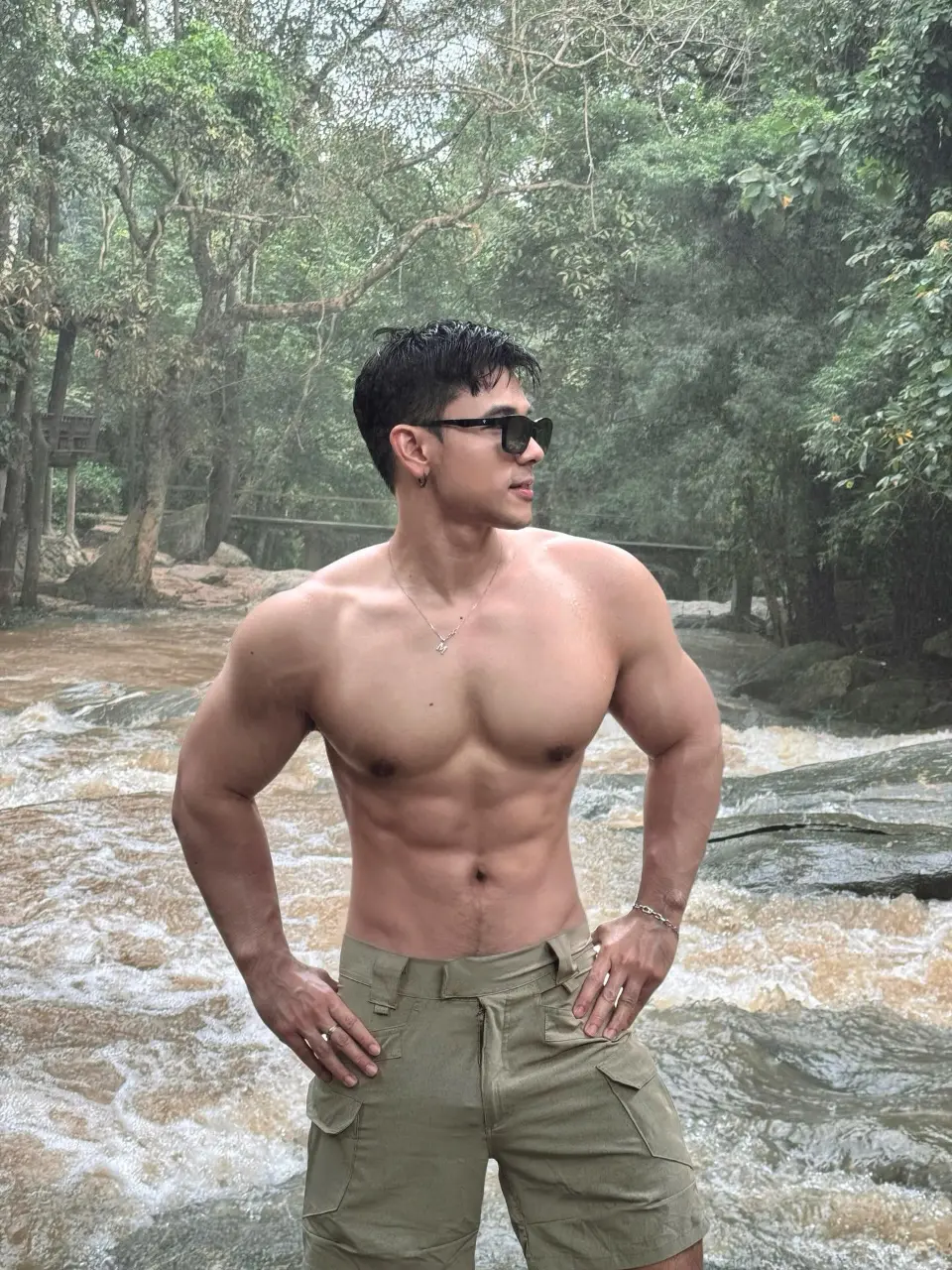 Shirtless Cute Guy : Mz.mkz
