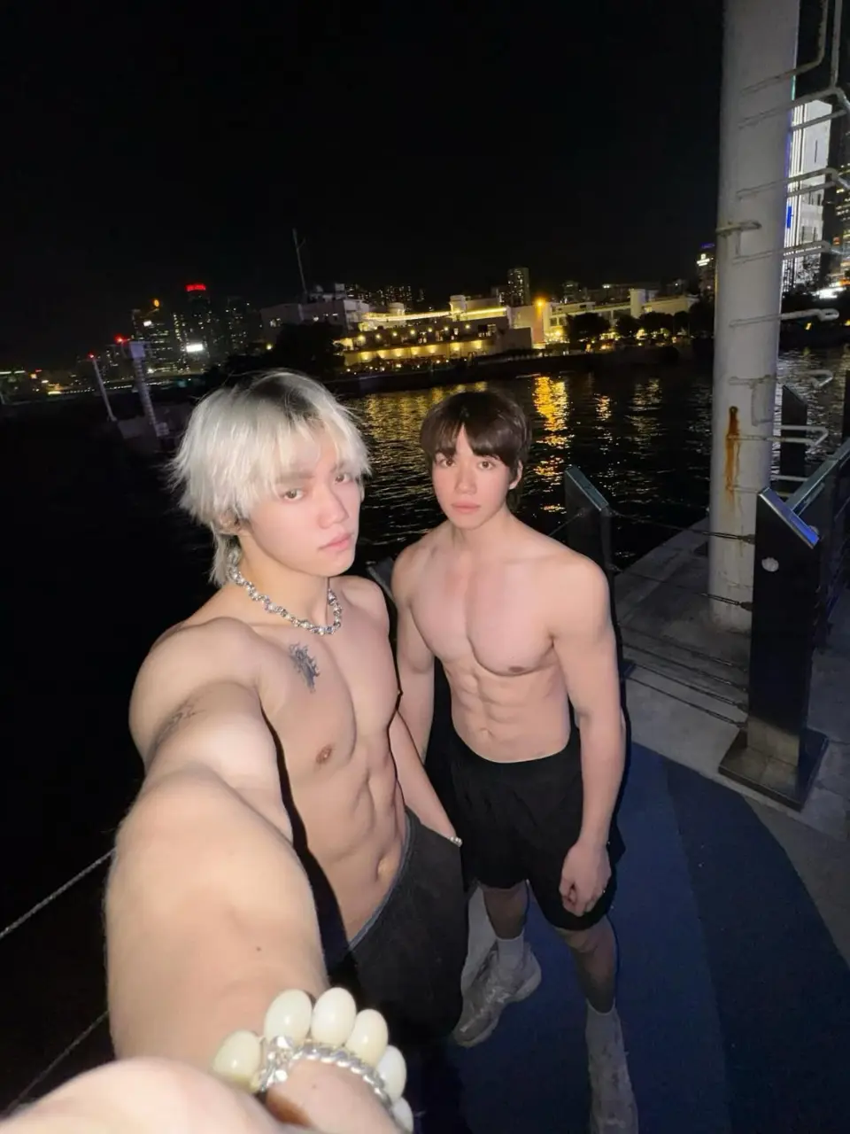 ถอดโชว์เรือนร่าง 2960
