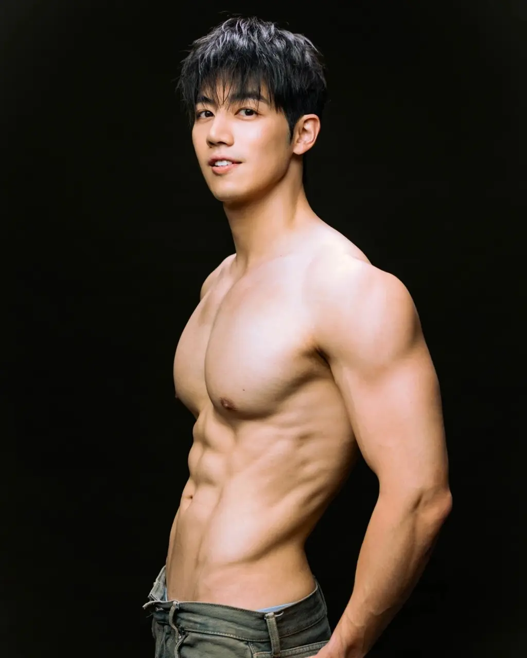 Actor & Fitness Instructor : 許得寪 / 得得