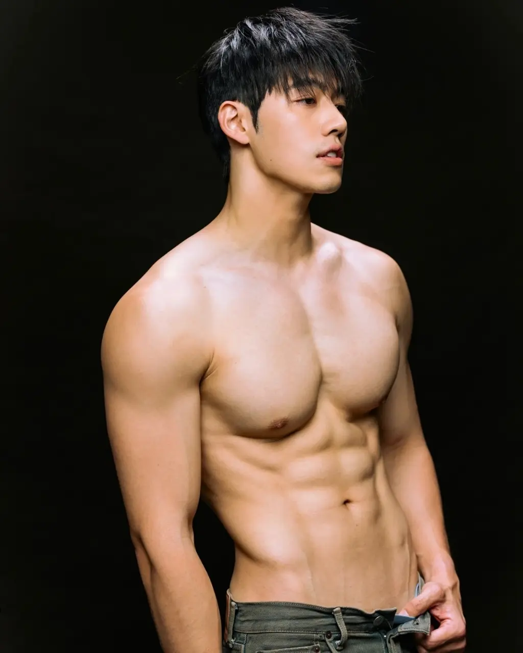 Actor & Fitness Instructor : 許得寪 / 得得