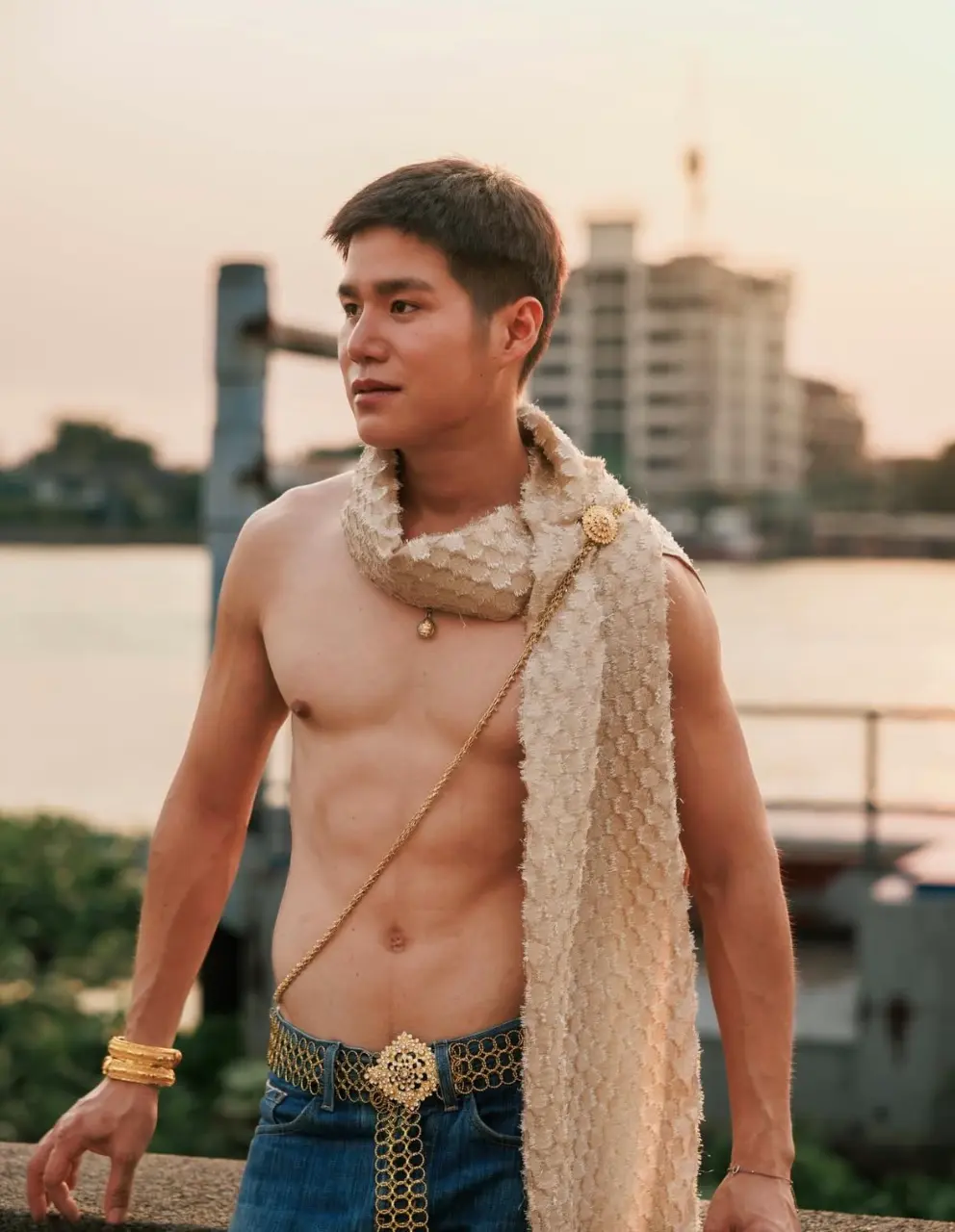ชายไทย สไบงาม