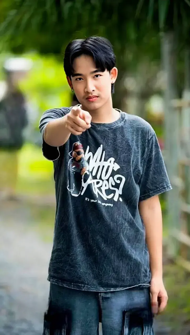 ธันวา บุษประจง เป็นนักแสดงดาวรุ่งรุ่นใหม่ที่กำลังได้รับความสนใจจากสื่อและแฟนๆ อย่างต่อเนื่อง ด้วยบุคลิกที่เป็นธรรมชาติ มีเสน่ห์เฉพาะตัว และความสามารถในการถ่ายทอดอารมณ์ผ่านการแสดงได้อย่างโดดเด่น