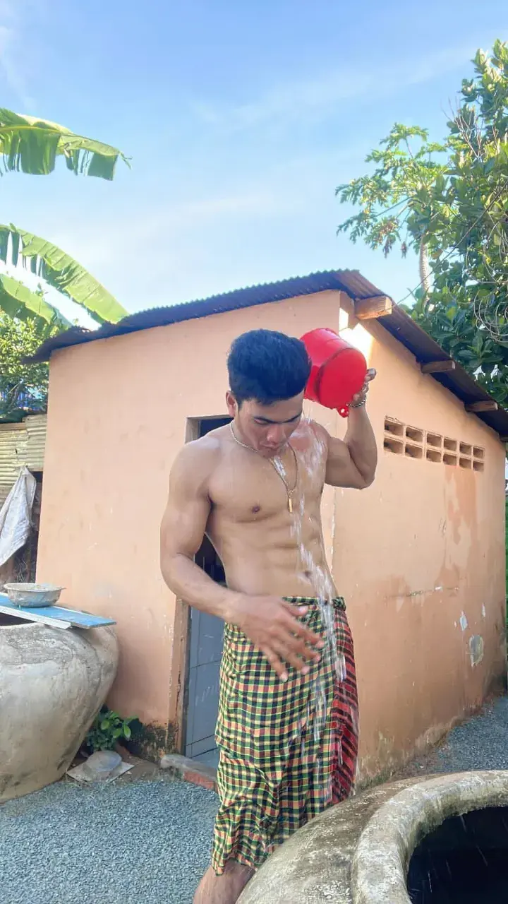 หนุ่มอาบน้ำ