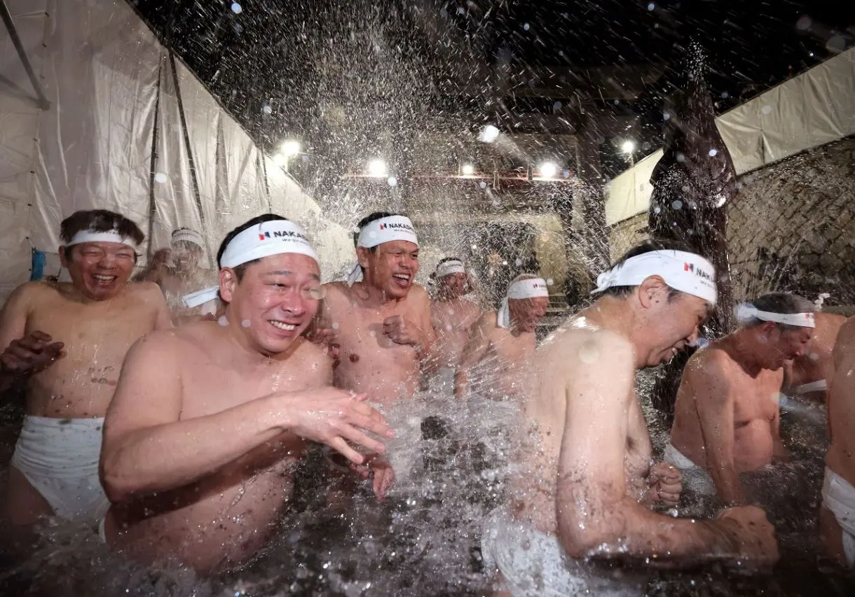 10,000 people attend the Saidaiji Naked Festival
