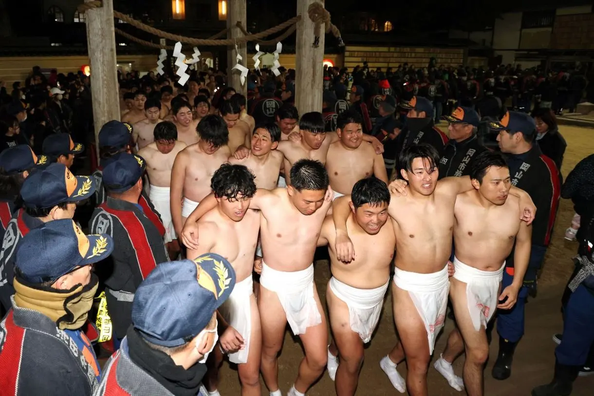 10,000 people attend the Saidaiji Naked Festival
