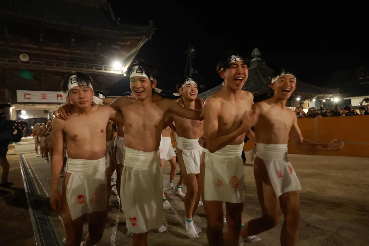 10,000 people attend the Saidaiji Naked Festival