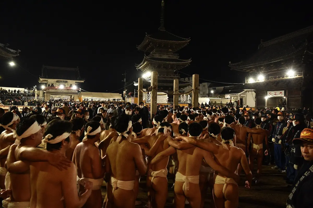 10,000 people attend the Saidaiji Naked Festival