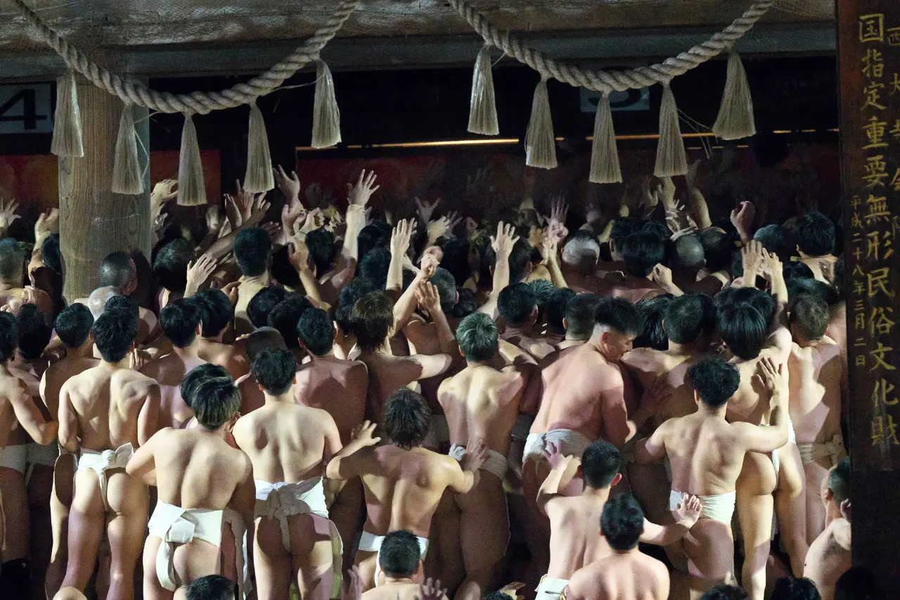 10,000 people attend the Saidaiji Naked Festival