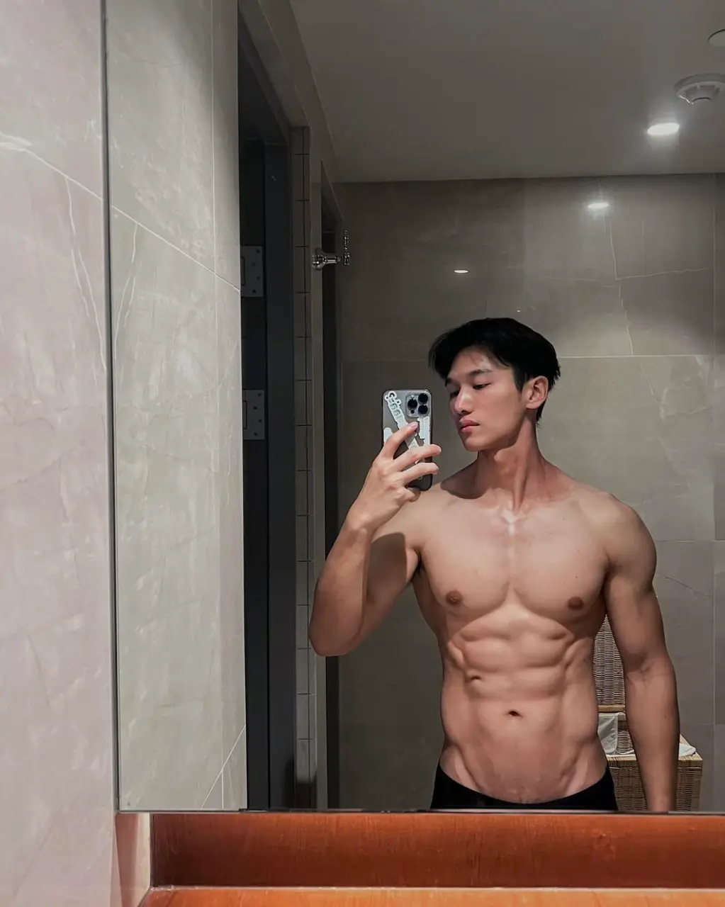 รูปหล่อเร้าอารมณ์ . 18
