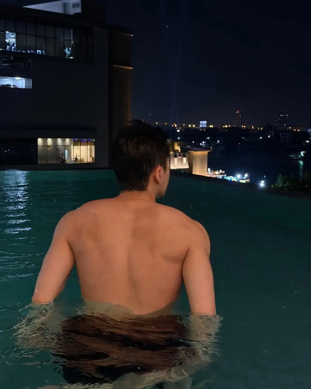 นนกุลเสิร์ฟความหล่อเทพ