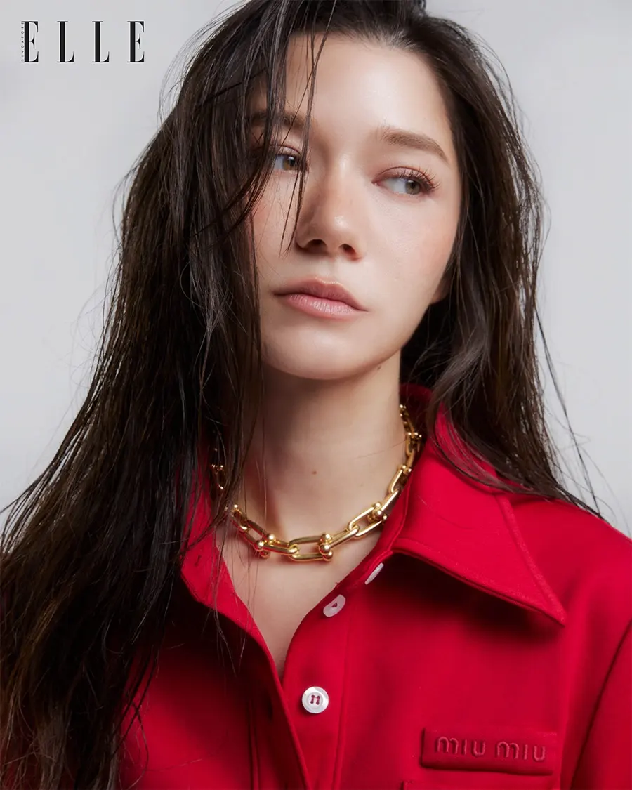 วี-วิโอเลต วอเทียร์ @ ELLE Singapore April 2026