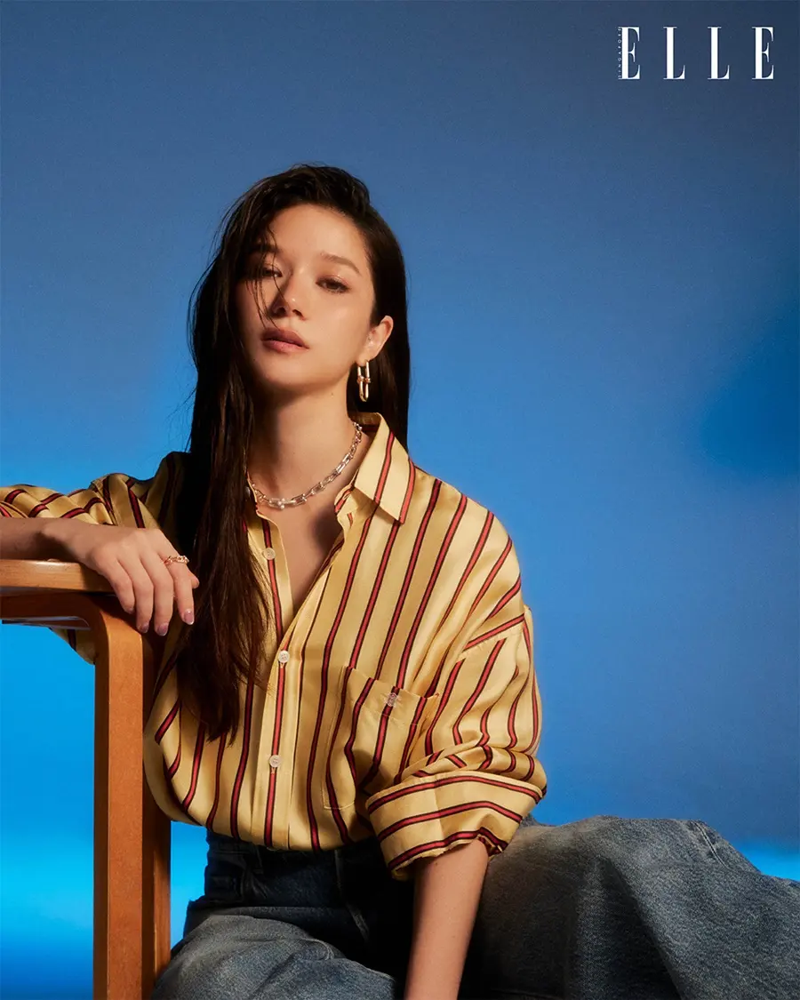 วี-วิโอเลต วอเทียร์ @ ELLE Singapore April 2026