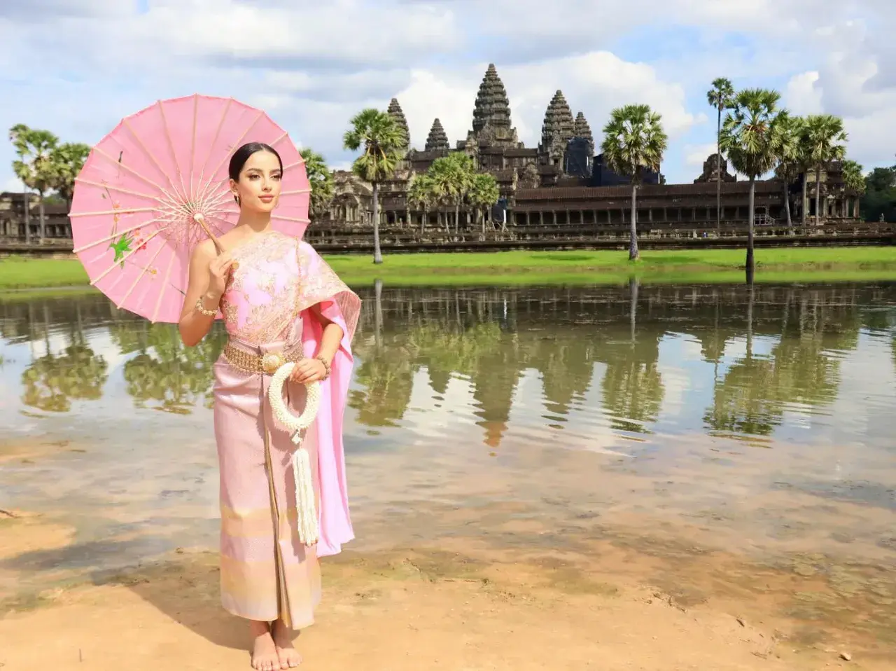 Amy in Thai Dress at Angkor Wat, Former Temple of Siam 🇹🇭