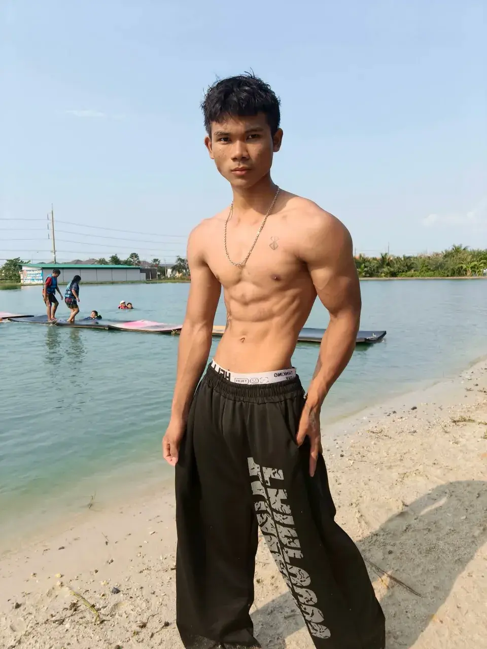 หนุ่มน้อยชาวพม่า กับรูปร่างของเขา