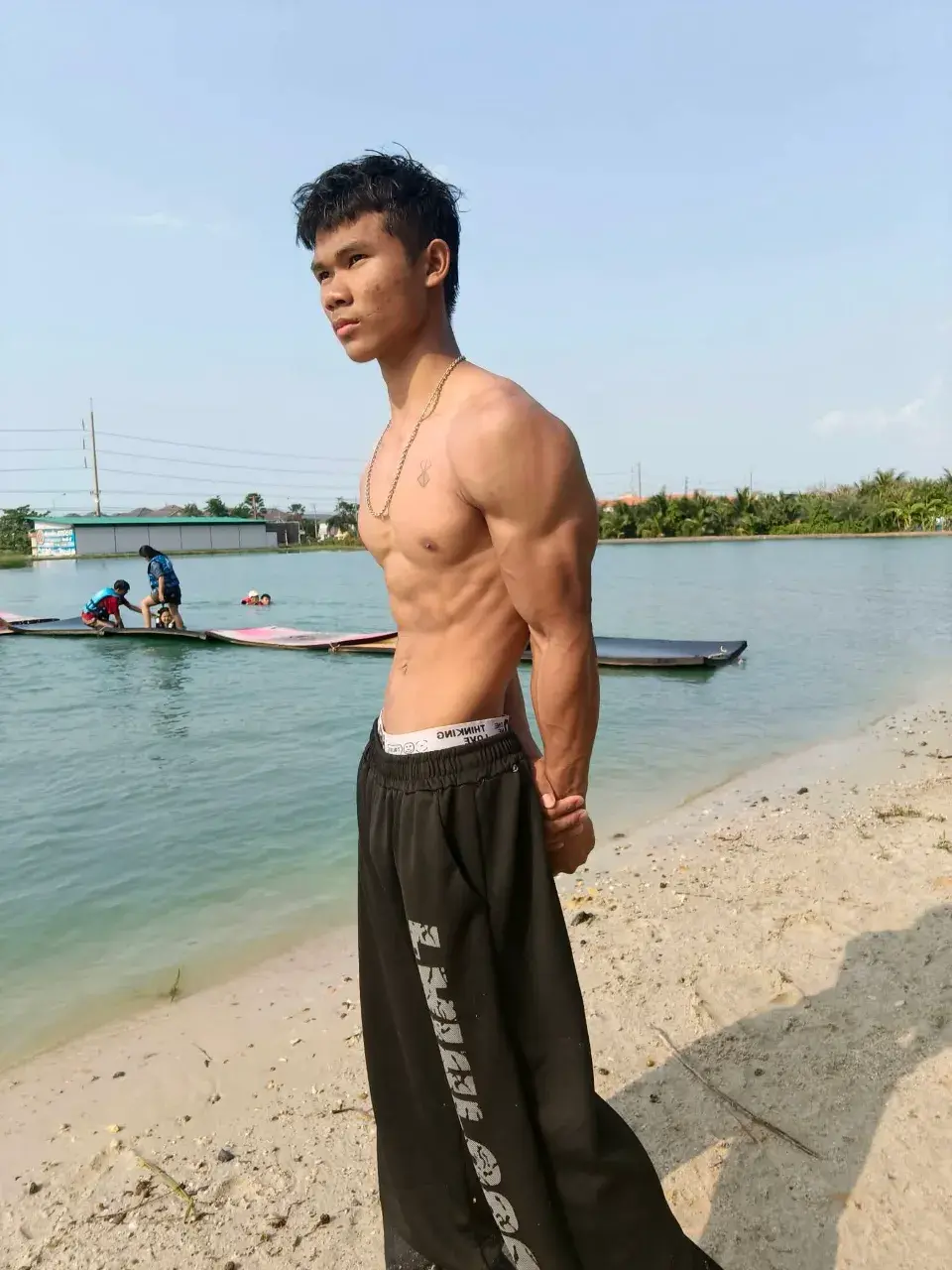 หนุ่มน้อยชาวพม่า กับรูปร่างของเขา