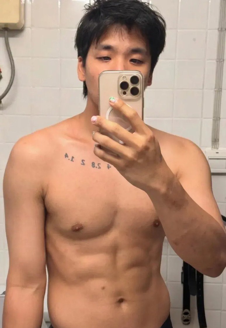 ตั้ง แบ๊ดว๊อยซ์ Tangbadvoice กับกล้ามท้องแน่นๆ