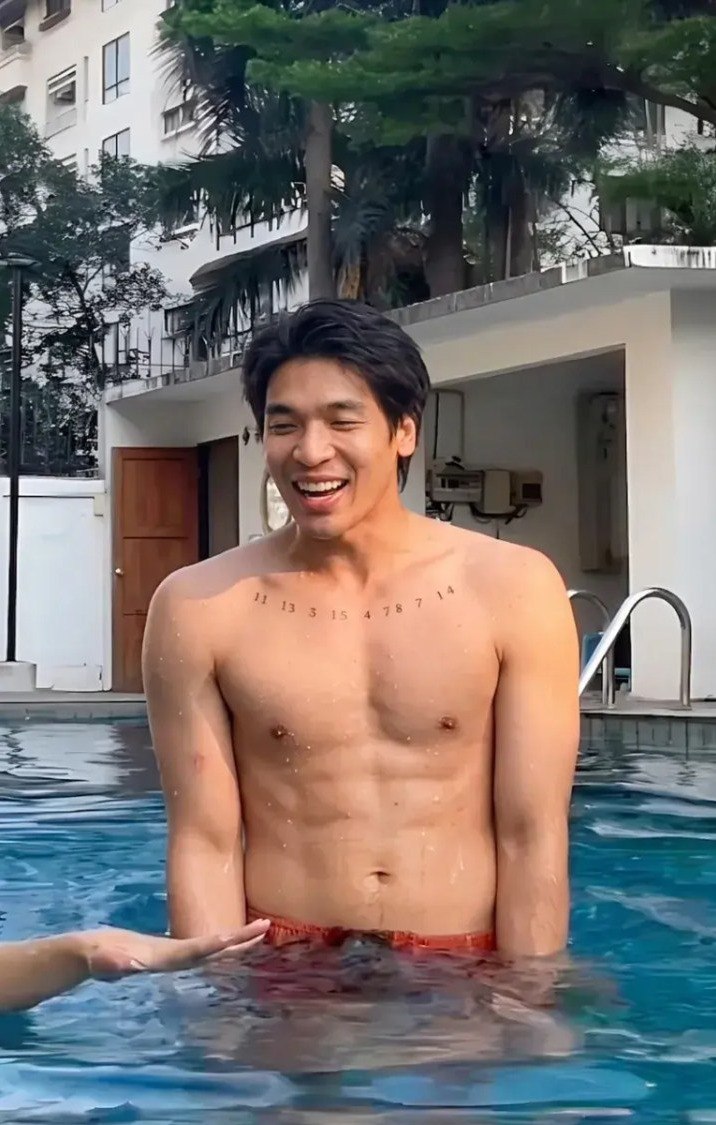 ตั้ง แบ๊ดว๊อยซ์ Tangbadvoice กับกล้ามท้องแน่นๆ