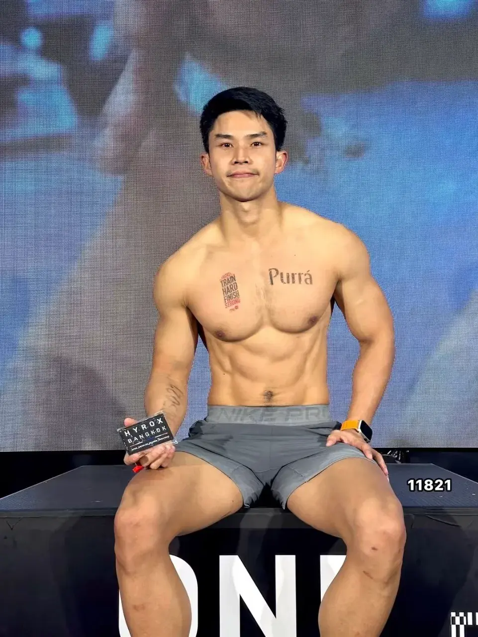 หนุ่มหล่อกับรูปร่างของเขา