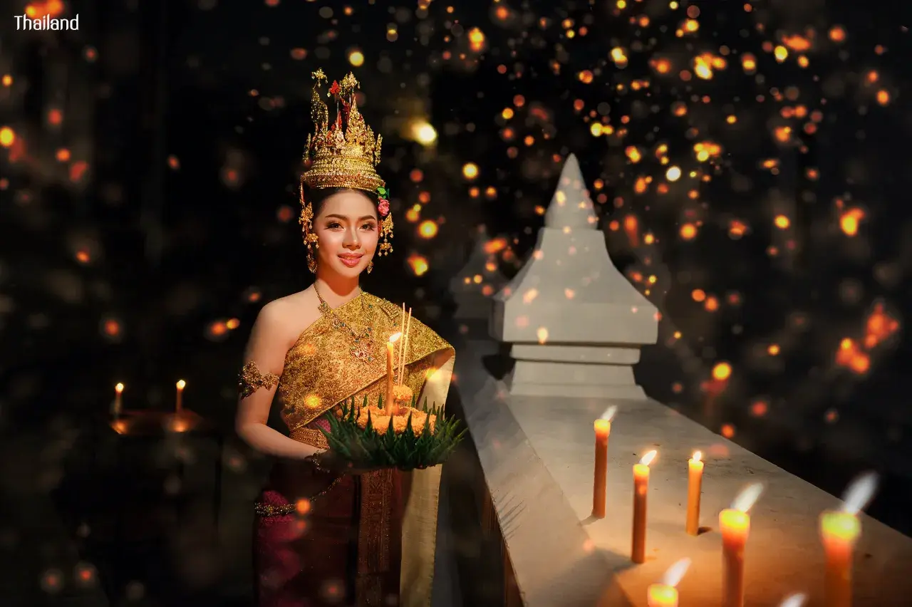 Lady in Thai  Dress Celebrates Loy Krathong 🇹🇭
