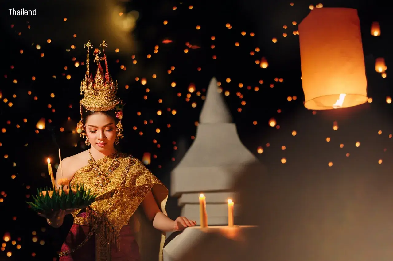 Lady in Thai  Dress Celebrates Loy Krathong 🇹🇭
