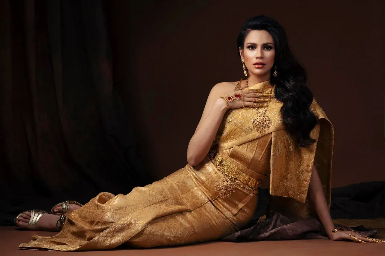 Malaysian Model in Thai Dress 🇲🇾🇹🇭