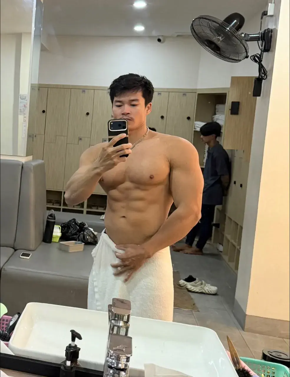 หนุ่มเขมร กับรูปร่างของเขา