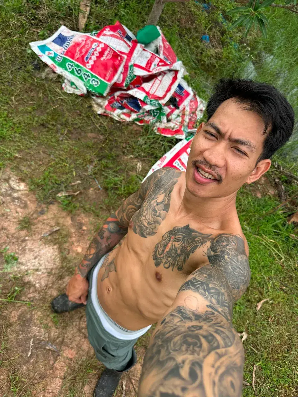 อัลบั้มหนุ่มหล่อ พาทัวร์
