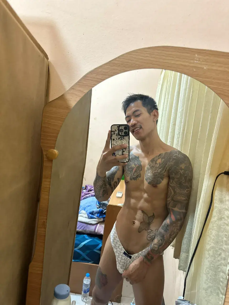 อัลบั้มหนุ่มหล่อ พาทัวร์