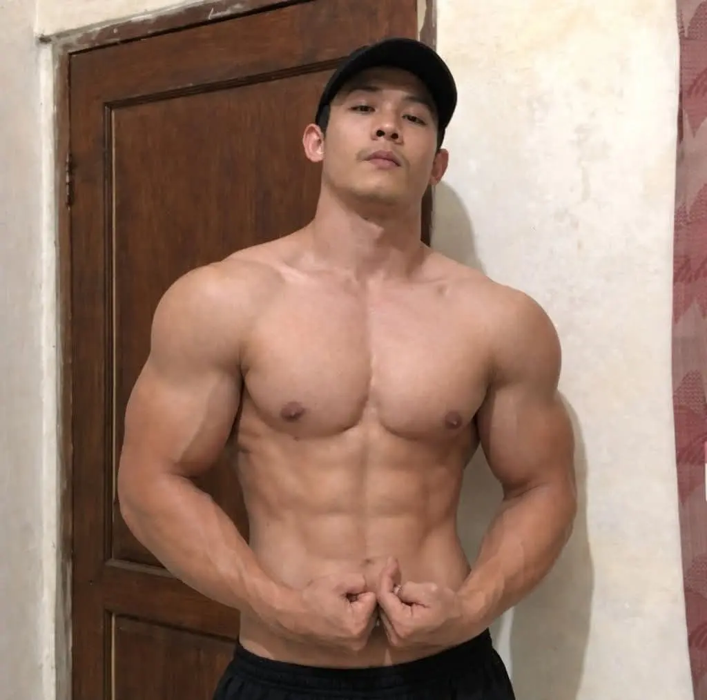 หนุ่มหล่อต่างเเดนกับรูปร่างกำยำของเขา