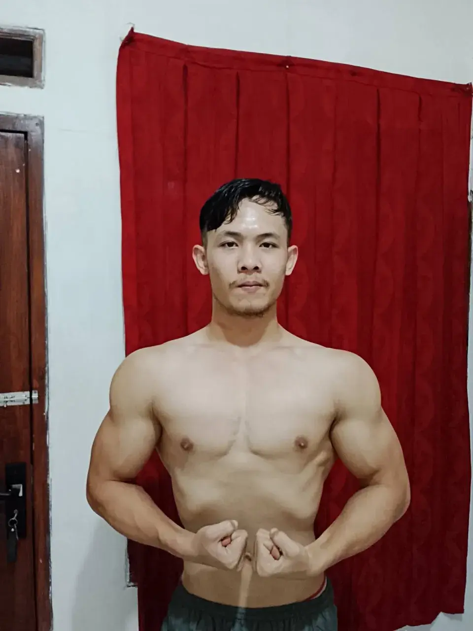 หนุ่มหล่อต่างเเดนกับรูปร่างกำยำของเขา