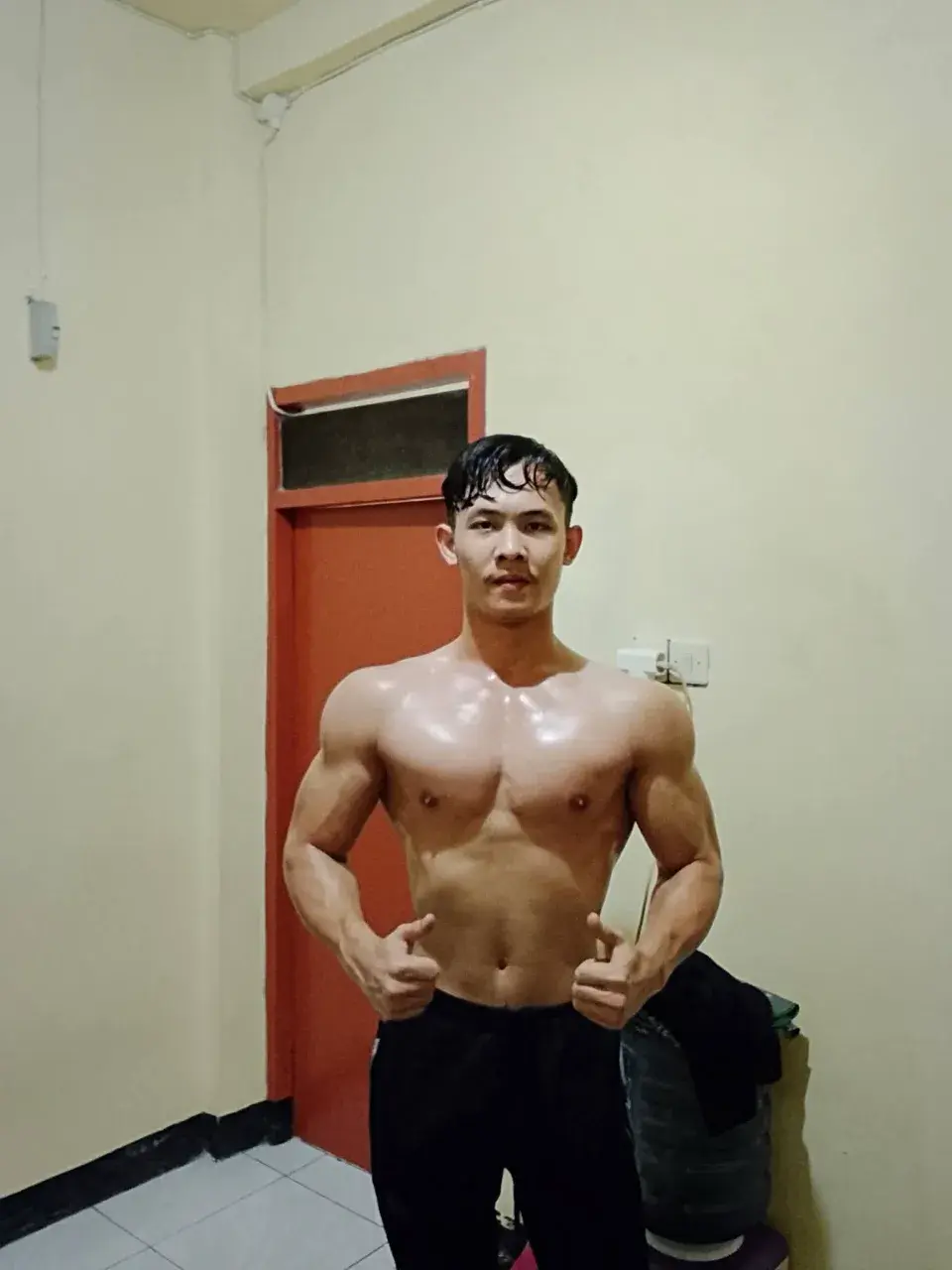 หนุ่มหล่อต่างเเดนกับรูปร่างกำยำของเขา