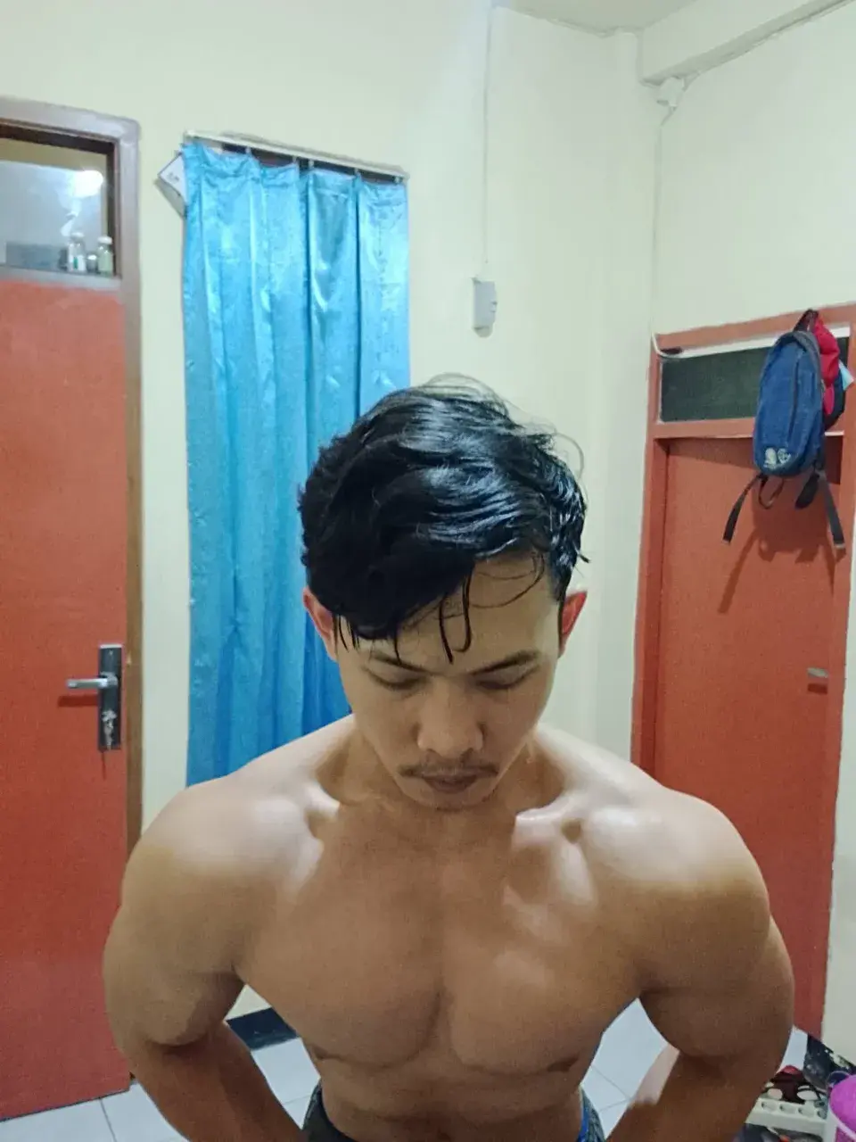 หนุ่มหล่อต่างเเดนกับรูปร่างกำยำของเขา