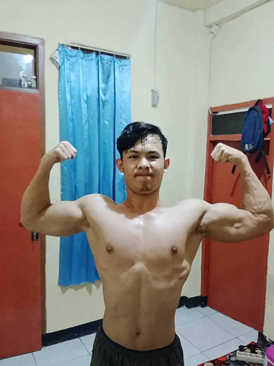 หนุ่มหล่อต่างเเดนกับรูปร่างกำยำของเขา
