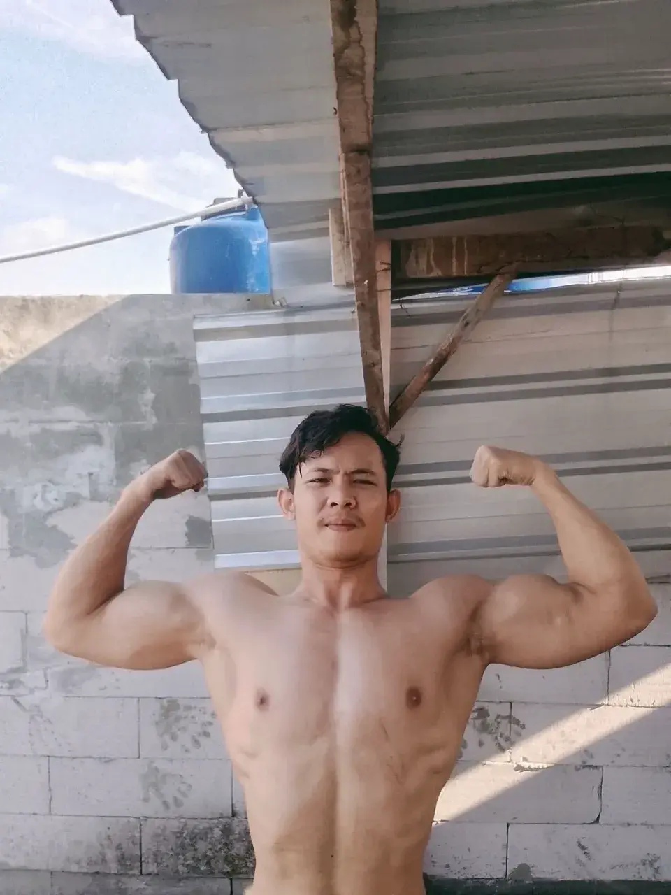 หนุ่มหล่อต่างเเดนกับรูปร่างกำยำของเขา