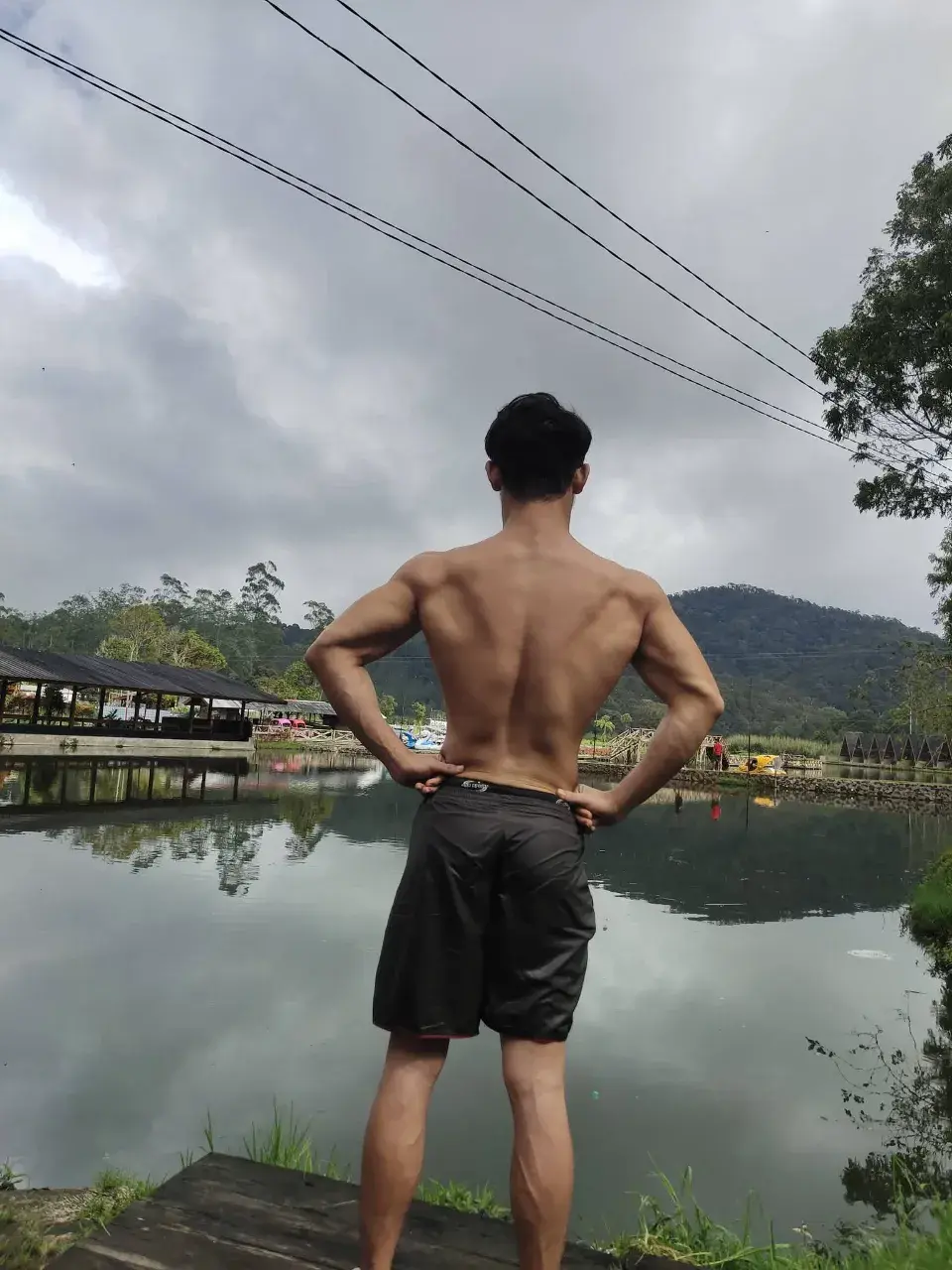 หนุ่มหล่อต่างเเดนกับรูปร่างกำยำของเขา