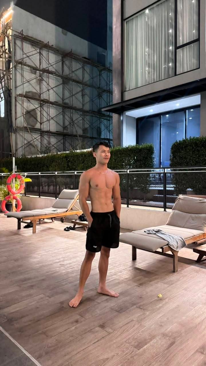 หนุ่มหล่อต่างเเดนกับรูปร่างกำยำของเขา