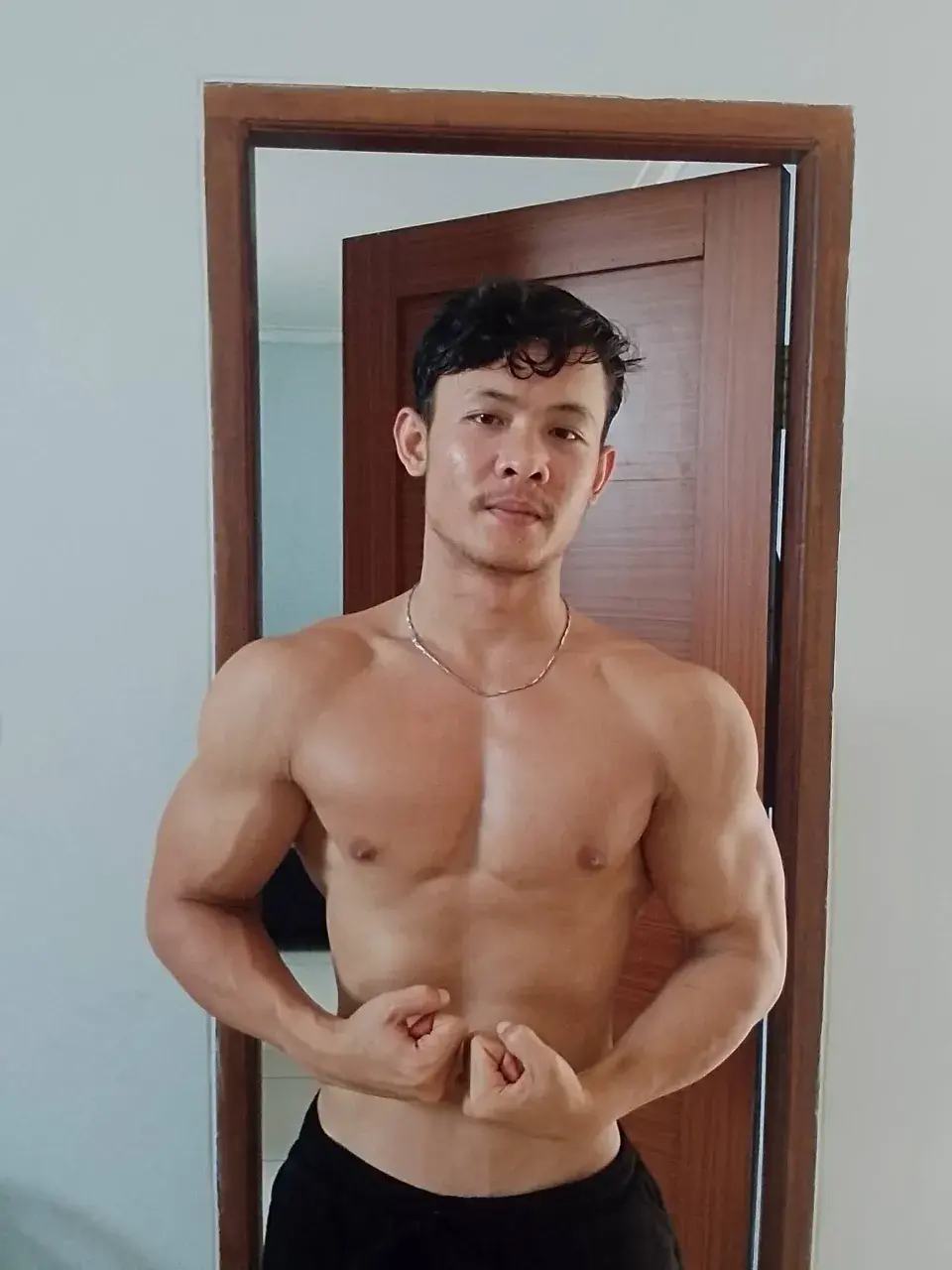 หนุ่มหล่อต่างเเดนกับรูปร่างกำยำของเขา