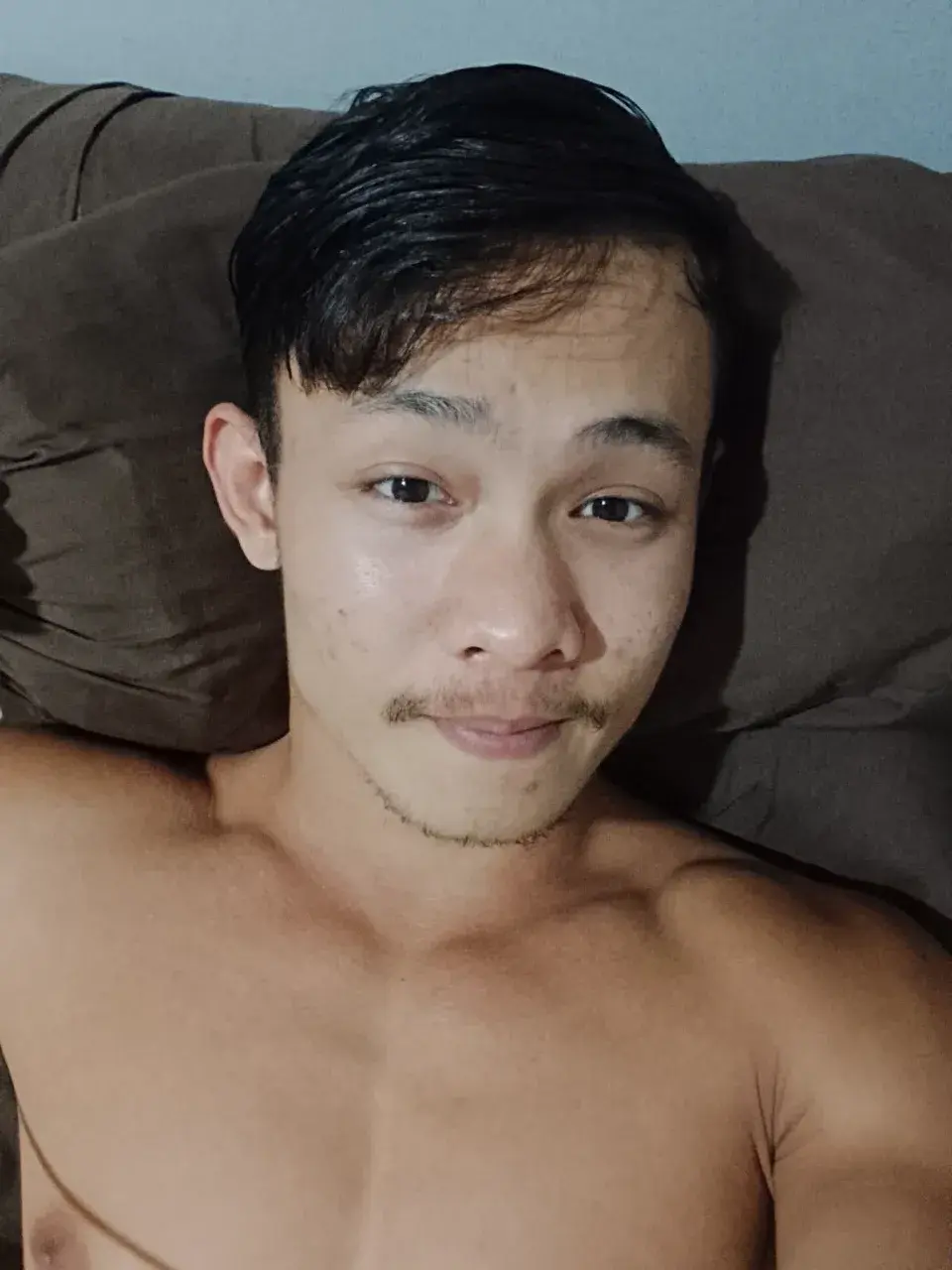หนุ่มหล่อต่างเเดนกับรูปร่างกำยำของเขา