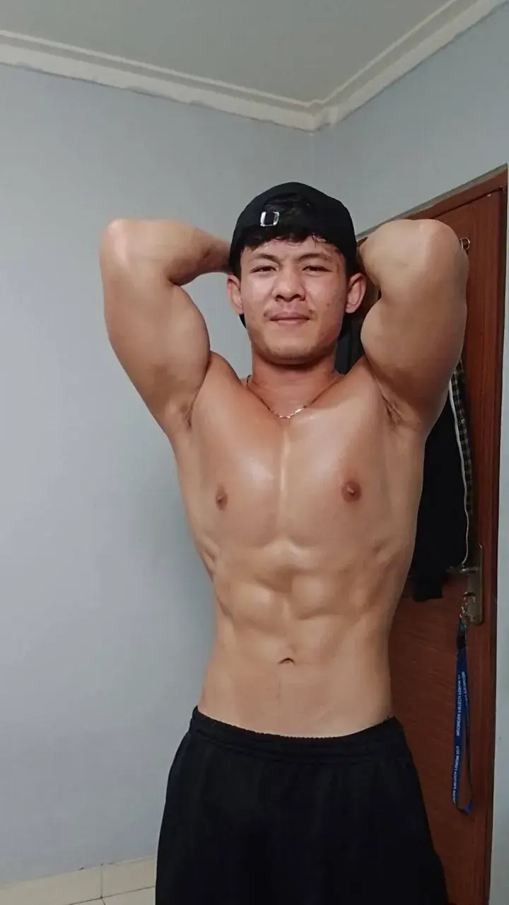 หนุ่มหล่อต่างเเดนกับรูปร่างกำยำของเขา