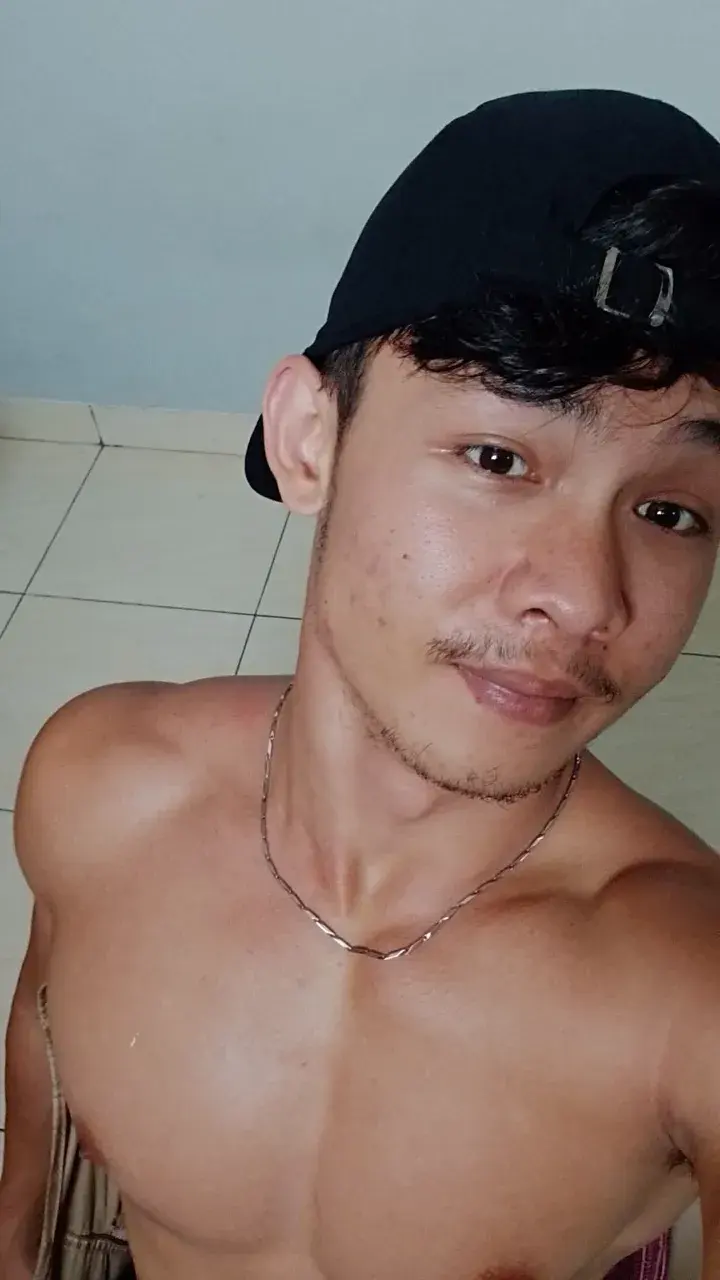 หนุ่มหล่อต่างเเดนกับรูปร่างกำยำของเขา