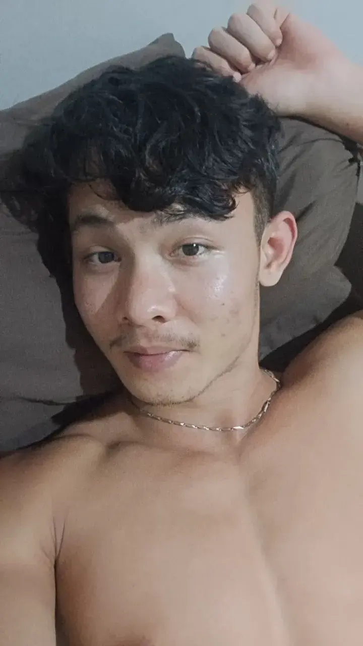หนุ่มหล่อต่างเเดนกับรูปร่างกำยำของเขา