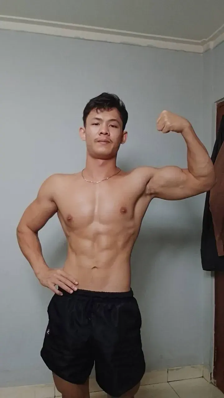 หนุ่มหล่อต่างเเดนกับรูปร่างกำยำของเขา