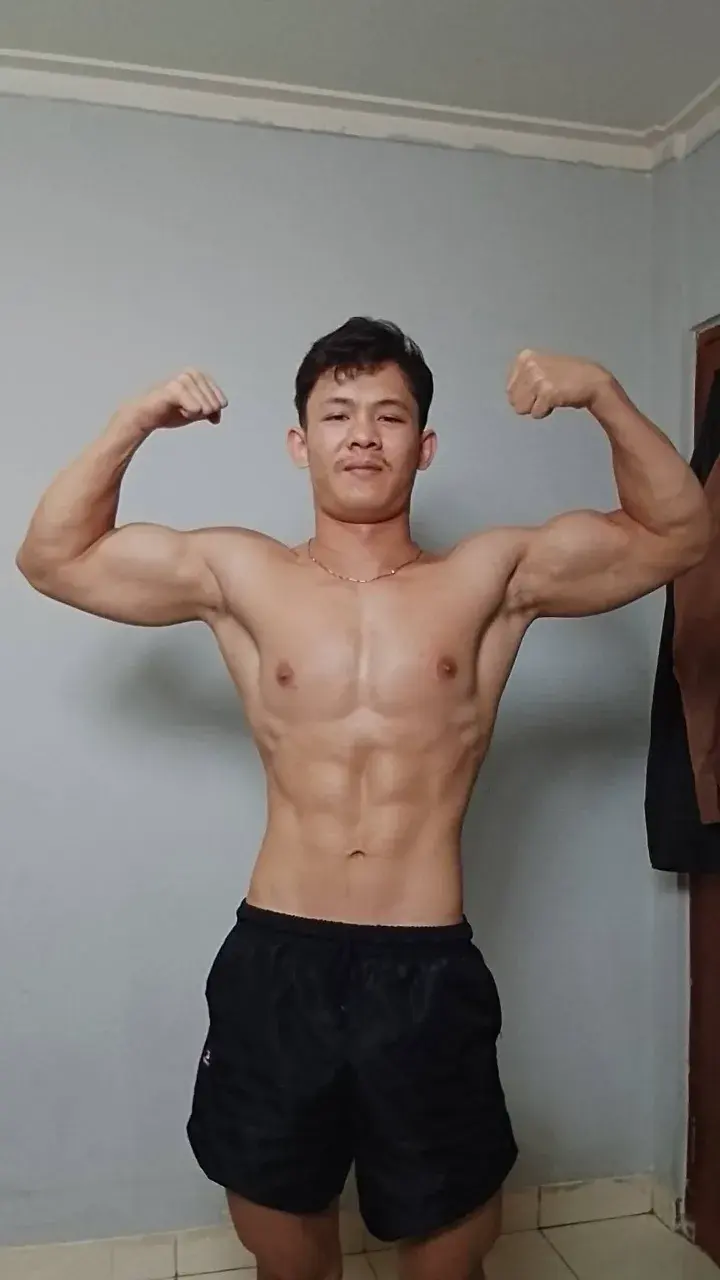 หนุ่มหล่อต่างเเดนกับรูปร่างกำยำของเขา
