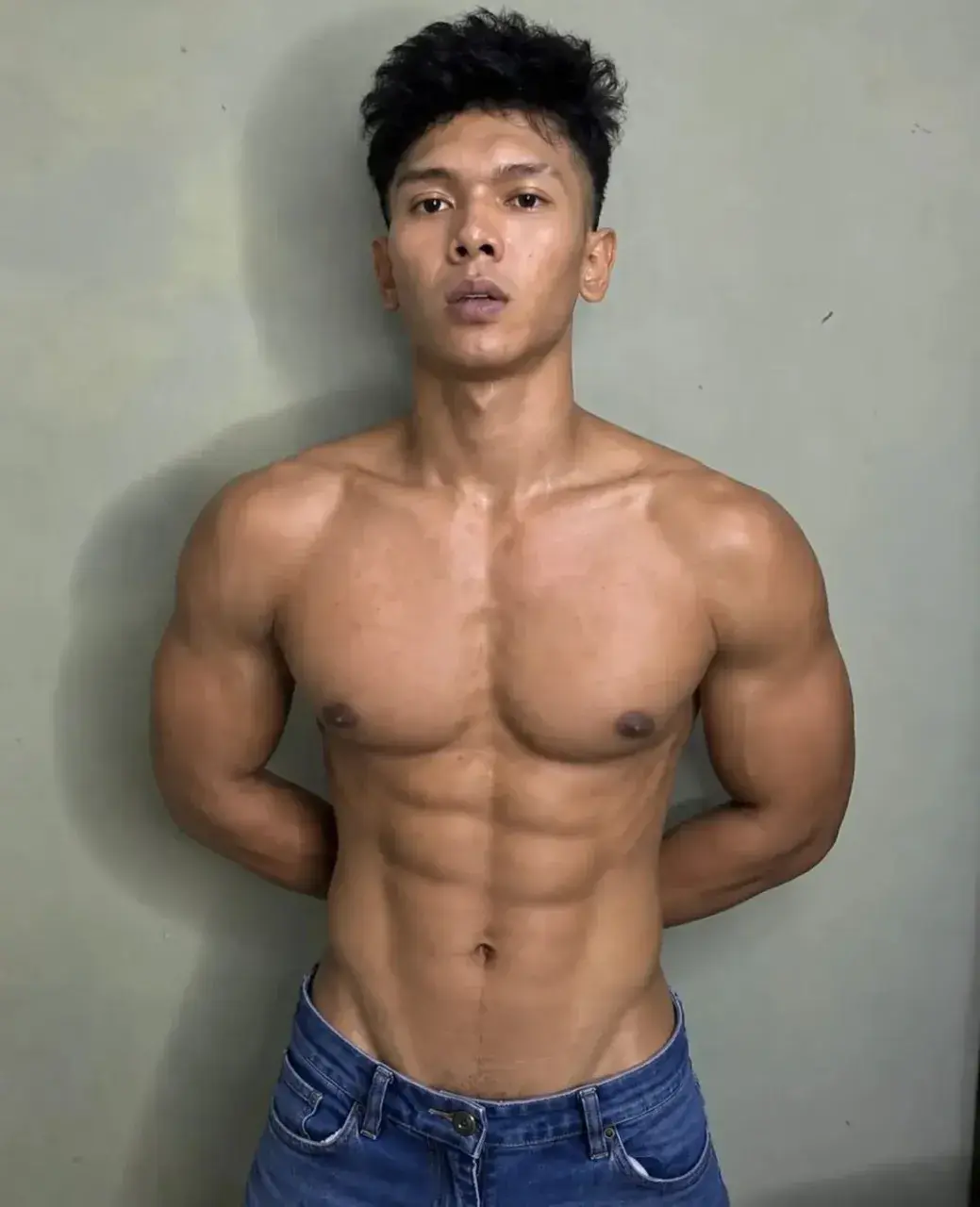 หนุ่มต่างเเดนกับรูปร่างของเขา
