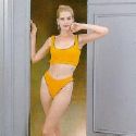 สาว ๆ ในชุดว่ายน้ำ