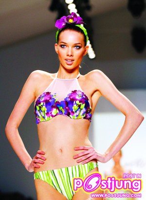 สาว ๆ ในชุดว่ายน้ำ