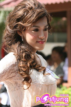 สาว ออกแบบสิ่งทอ  ที่ได้ดาวเทียมปีนี้